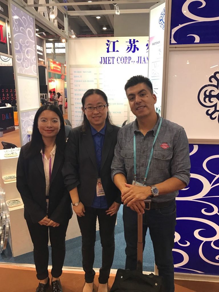 មនុស្សមួយក្រុមកំពុងថតរូប, ពាក់ fasteners ប្ដូរតាមបំណង.