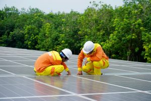 wanaume wanaofanya kazi kwenye paneli za pv